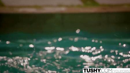 Мужчина закрутил роман с двумя загорающими телками