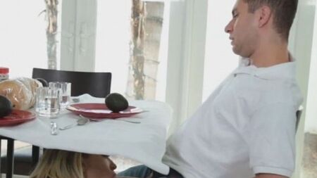 Блондинка с большими упругими буферами осчастливила парня