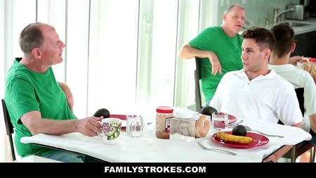 Блондинка с большими упругими буферами осчастливила парня