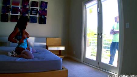 Зрелая тетка объездила пиздой гигантский черный член