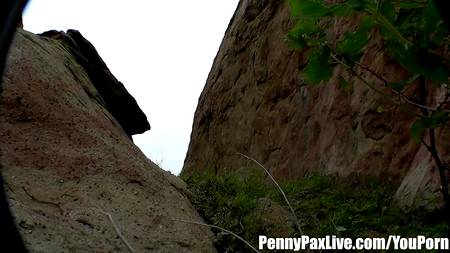 Паренек жестко отымел на природе двух симпатичных девиц