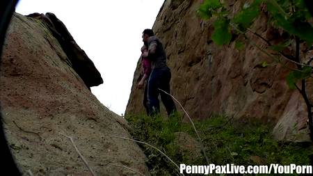 Паренек жестко отымел на природе двух симпатичных девиц