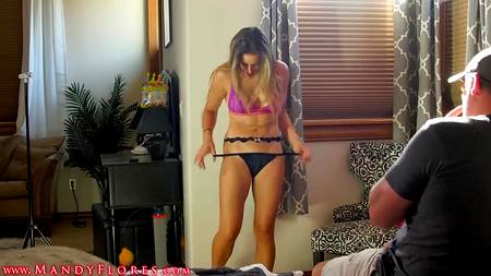 Старый ебарь оттрахал и кончил в молодую давалку