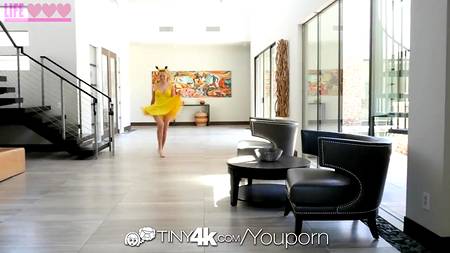 Лысый ебет деваху в костюме покемона