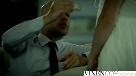 Безотказная в сексе Alektra Blue отдалась в три дырки