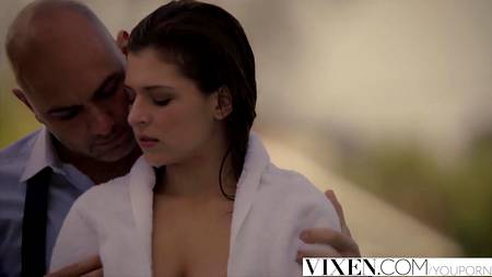 Безотказная в сексе Alektra Blue отдалась в три дырки