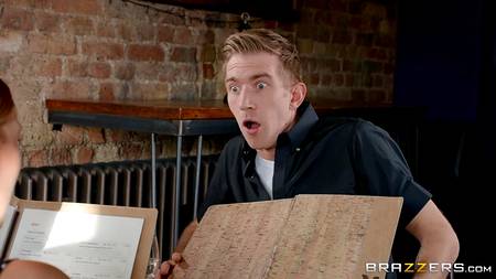 Блондинка подцепила в баре парня и трахнулась с ним в туалете