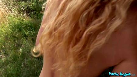 Агент снимает уличное порно с привлекательной молодой сучкой
