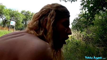 Агент снимает уличное порно с привлекательной молодой сучкой