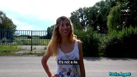 Агент снимает уличное порно с привлекательной молодой сучкой