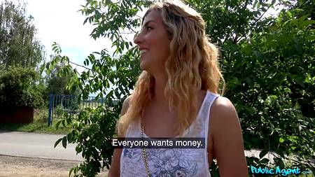 Агент снимает уличное порно с привлекательной молодой сучкой