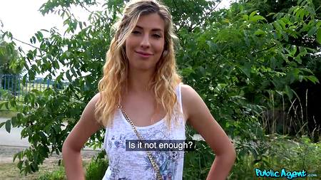 Агент снимает уличное порно с привлекательной молодой сучкой