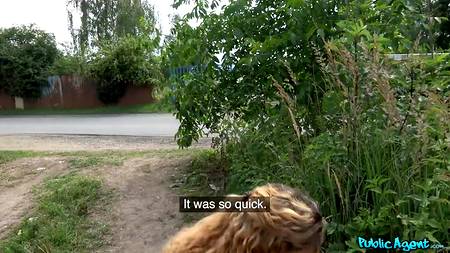 Агент снимает уличное порно с привлекательной молодой сучкой