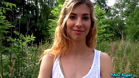 Агент снимает уличное порно с привлекательной молодой сучкой
