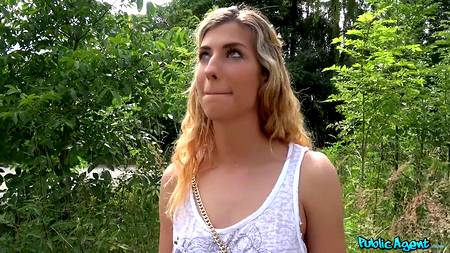 Агент снимает уличное порно с привлекательной молодой сучкой