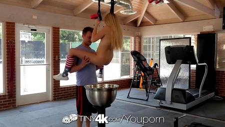 Молодая блондинка захотела поебатся после игры в футбол