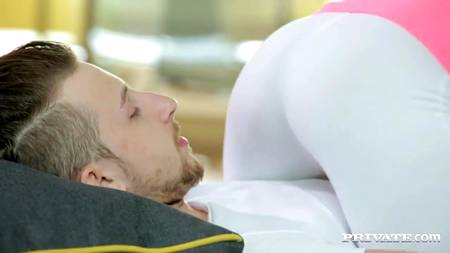 Парнишка ебет в очко молоденькую подругу