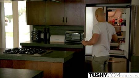 Молодая брюнетка соблазнила взрослого брата своей подруги