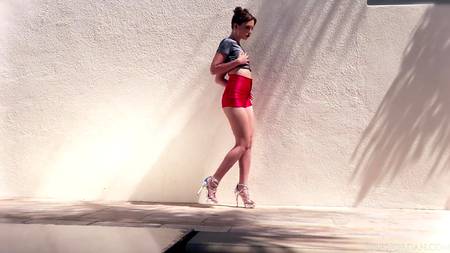 Белая сучка запрыгнула жопой но очень большой хуй негритоса