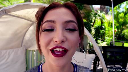 Белая сучка запрыгнула жопой но очень большой хуй негритоса