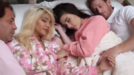 Зрелые бабники отдрючили в оргии молодых сучек с красивыми сиськами