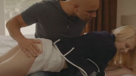 Молоденькая сучка соблазнила ухажера своей мамы