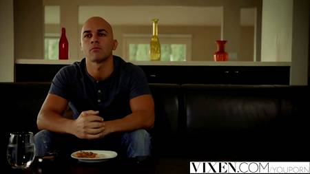 Молоденькая сучка соблазнила ухажера своей мамы