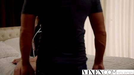 Молоденькая сучка соблазнила ухажера своей мамы