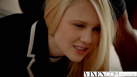 Молоденькая сучка соблазнила ухажера своей мамы