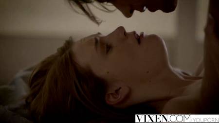 Роскошная девушка изрядно попрыгала на большом фаллосе