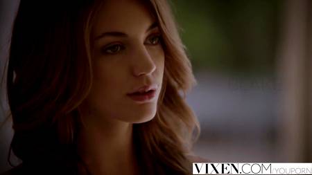 Роскошная девушка изрядно попрыгала на большом фаллосе