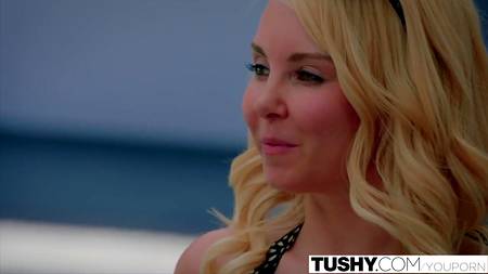 Пряные воспоминания блондинки о сексе в бассейне