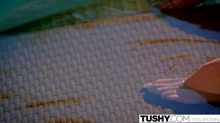 Пряные воспоминания блондинки о сексе в бассейне