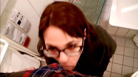 Пацан снимает как подруга отсасывает пульсирующий хуй в магазине мебели