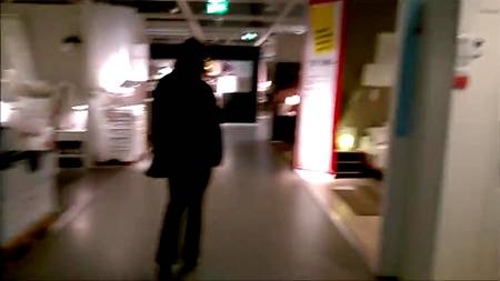 Пацан снимает как подруга отсасывает пульсирующий хуй в магазине мебели