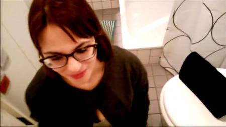 Пацан снимает как подруга отсасывает пульсирующий хуй в магазине мебели