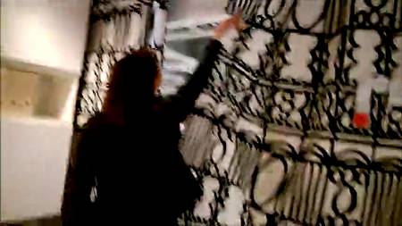 Пацан снимает как подруга отсасывает пульсирующий хуй в магазине мебели