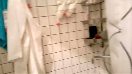 Пацан снимает как подруга отсасывает пульсирующий хуй в магазине мебели