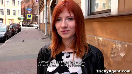 Рыжая молодуха проходит кастинг на хую зрелого порно агента