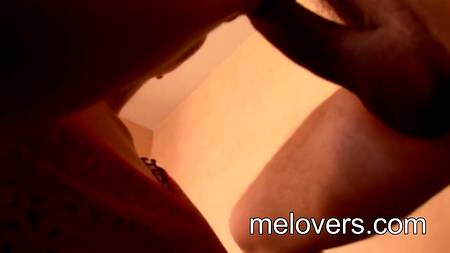 Мужик ебет в рот роскошную миньетчицу с дредами на голове