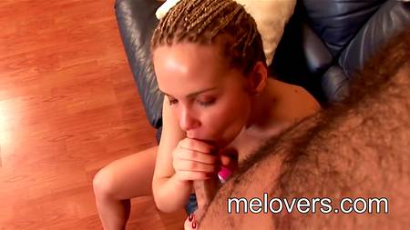 Мужик ебет в рот роскошную миньетчицу с дредами на голове