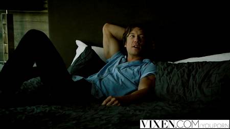 Грудастая блондинка соблазнила мужика своей сестры