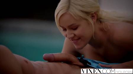 Грудастая блондинка соблазнила мужика своей сестры