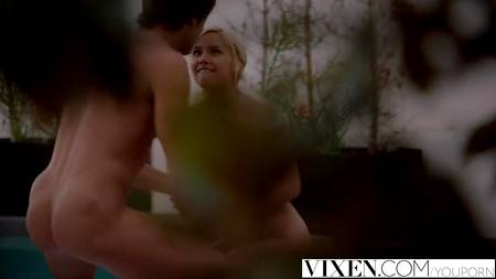 Грудастая блондинка соблазнила мужика своей сестры