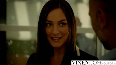 Клиент залил в пизду куртизанки порцию спермы