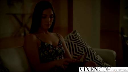 Клиент залил в пизду куртизанки порцию спермы