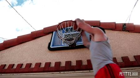 Знойная азиатка оргазмирует от действий мускулистого любовника