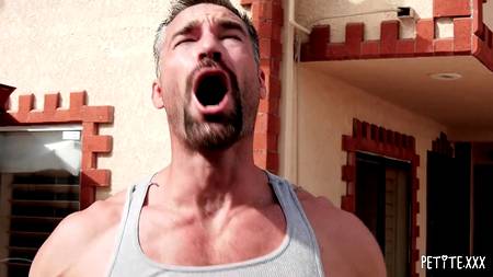 Знойная азиатка оргазмирует от действий мускулистого любовника