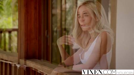 Молодая блондинка приятно проводит время с любимым парням