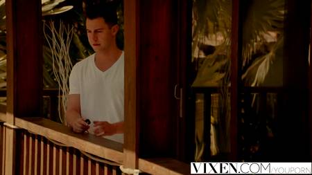 Молодая блондинка приятно проводит время с любимым парням